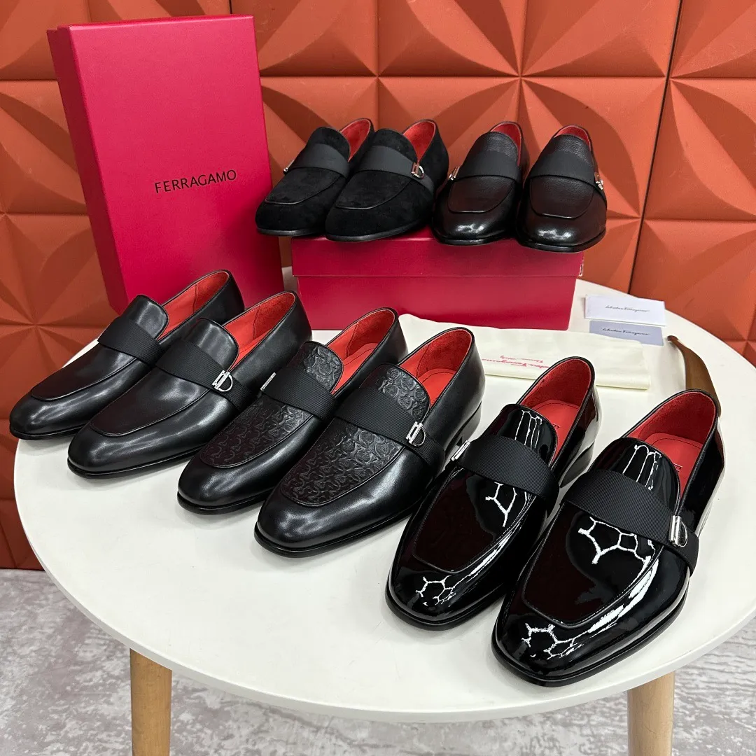 [Ferragamo] Top P: 960💰 Number of yards: 39~44 (38.45.46. Custom-made, non-refundable) Ferragamo** counters synchronize new models of men's loafers that can be worn casually or formally. The classic shape embodies the fashionable charm of formal wear, and the newly designed proportions are more modern. These loafers are made of imported open-edge beaded cowhide/fine calfskin/cow suede material. The upper is decorated with webbing, and the side is privately molded with silver Gancini buckles. The double stitching details add to the fashionable charm. Adopting a special "Original" structure and going through multiple processes, the soles are almost entirely handmade. Unique processing technology demonstrates exquisite craftsmanship. The original privately modeled genuine leather outsole is paired with a personalized rubber backing. It is comfortable, non-slip and wear-resistant. It can be worn as a slip-on. Exquisite hand-stitching. The workmanship is as fine as that of a store. The original color calfskin lining is sweat-absorbent, anti-odor, comfortable and breathable. The heel is also decorated with a rubber patch to perfectly improve the grip performance.